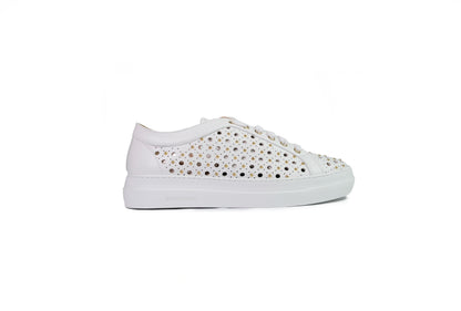 Sneakers forata con borchiette in pelle bianca “Stokton”