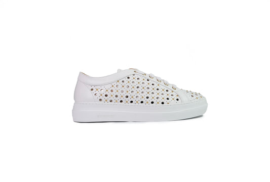 Sneakers forata con borchiette in pelle bianca “Stokton”