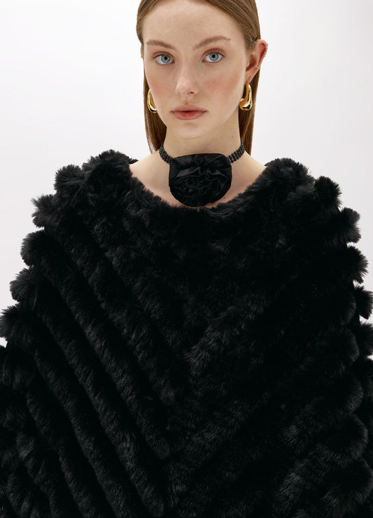 Poncho in faux fur con spilla