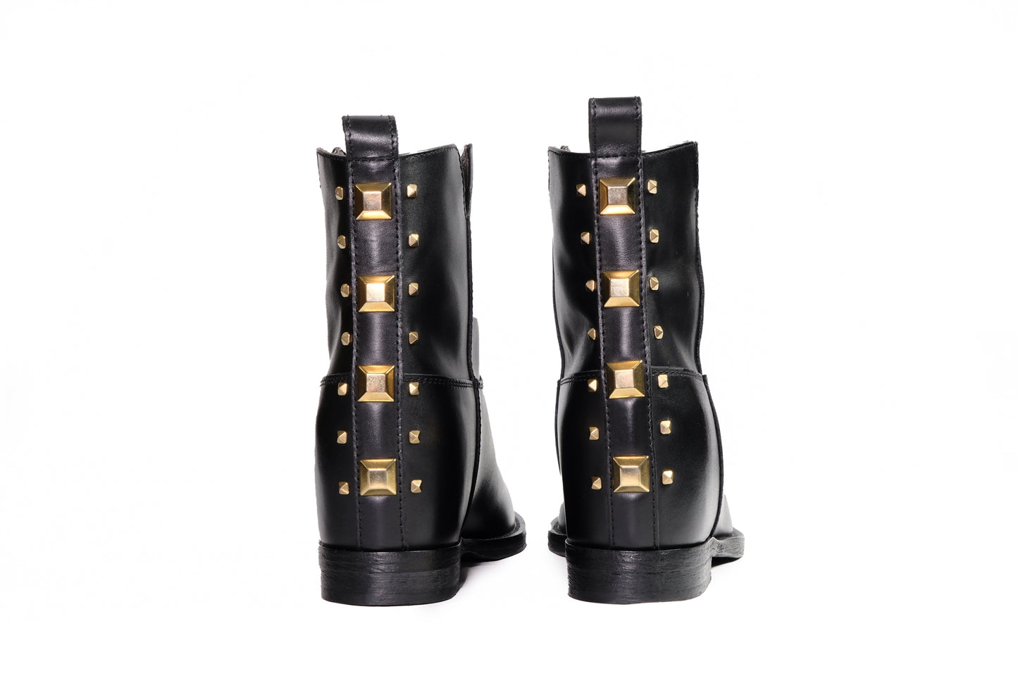 Stivaletto basso in pelle nera con applicazione dorata sul retro “Via Roma, 15”
