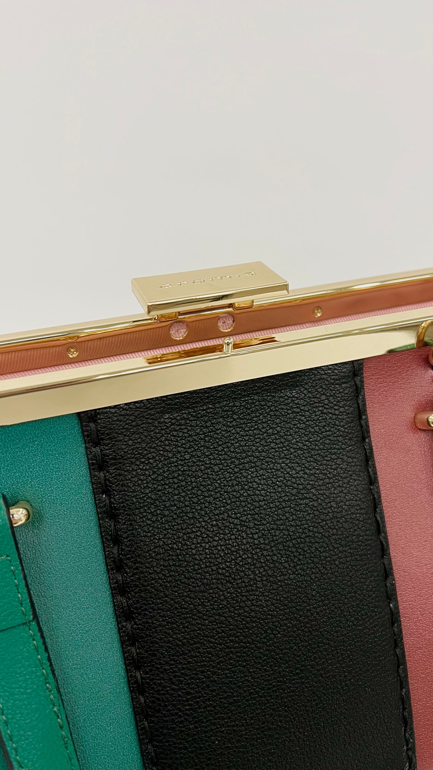 Borsa in vitello nero stampato “Cromia”