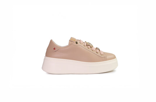 Sneakers in pelle nocciola e charms sui lacci “Gio+”