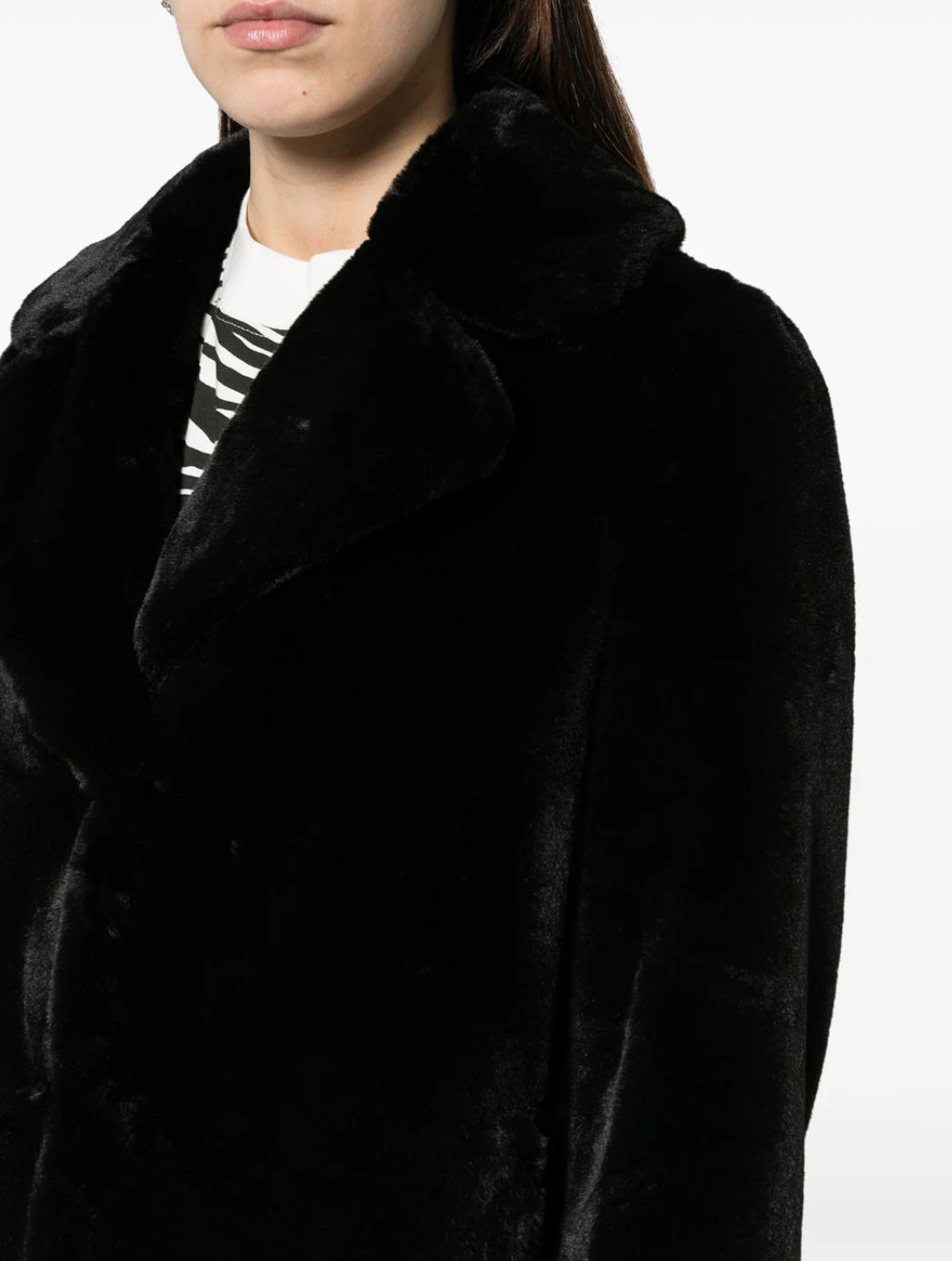 Cappotto in faux fur nero con spilla “Blugirl”