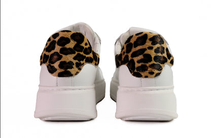 Sneakers in pelle bianca con dettagli leopardati sul retro “EDP”