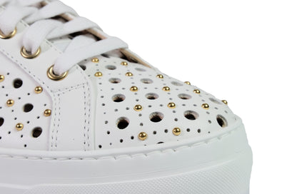 Sneakers forata con borchiette in pelle bianca “Stokton”
