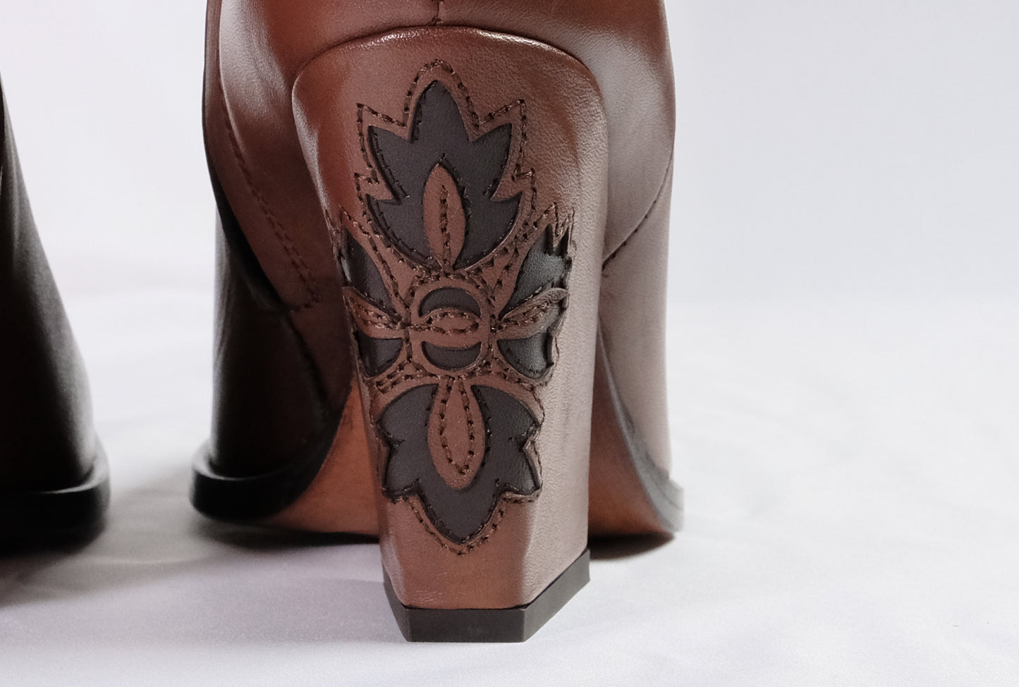 Stivaletti bassi in vitello modello cowboy con tacco decorato “Curiositè”