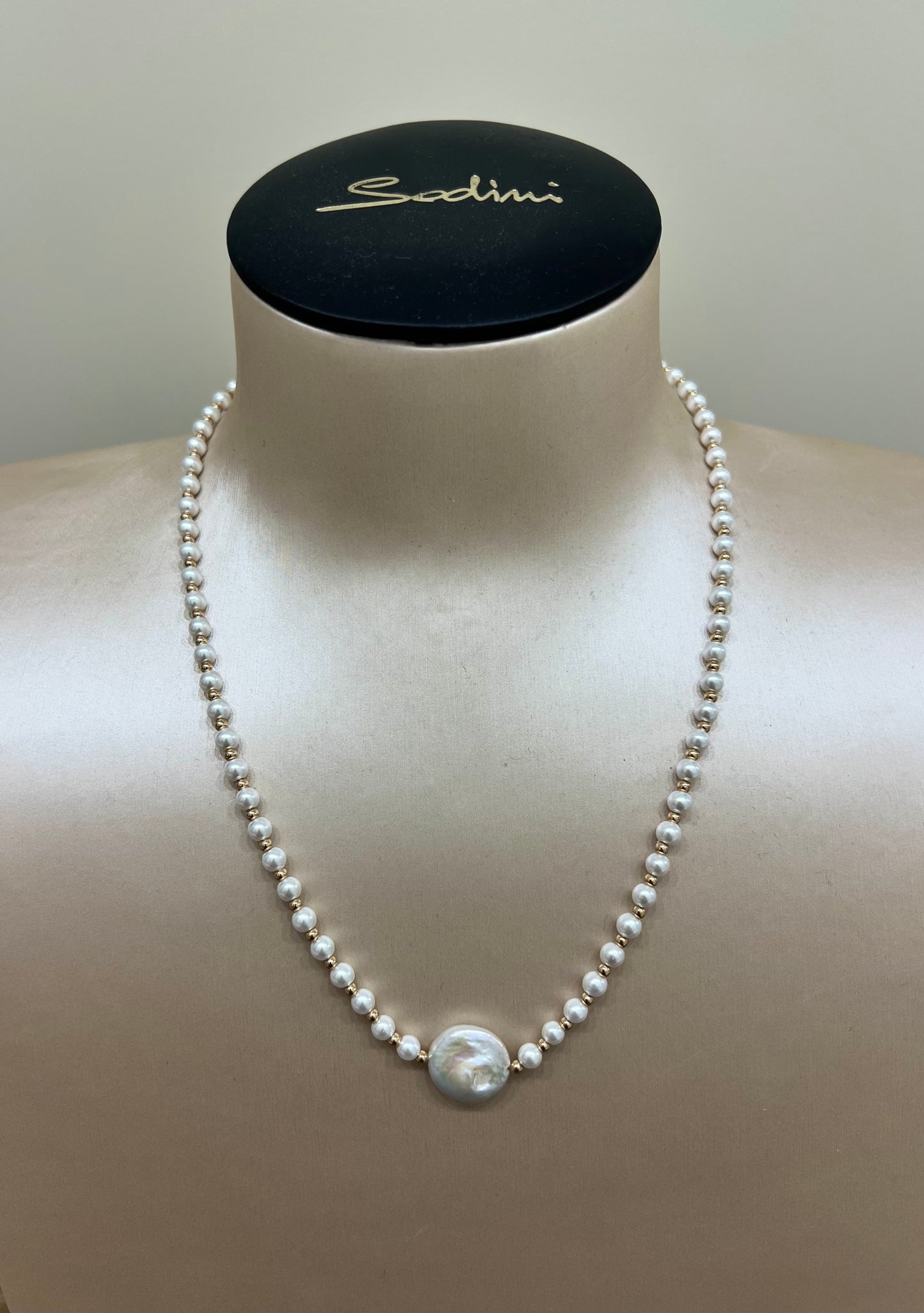 Collana modello moon con perla d’acqua dolce e perline in vetro “Sodini”
