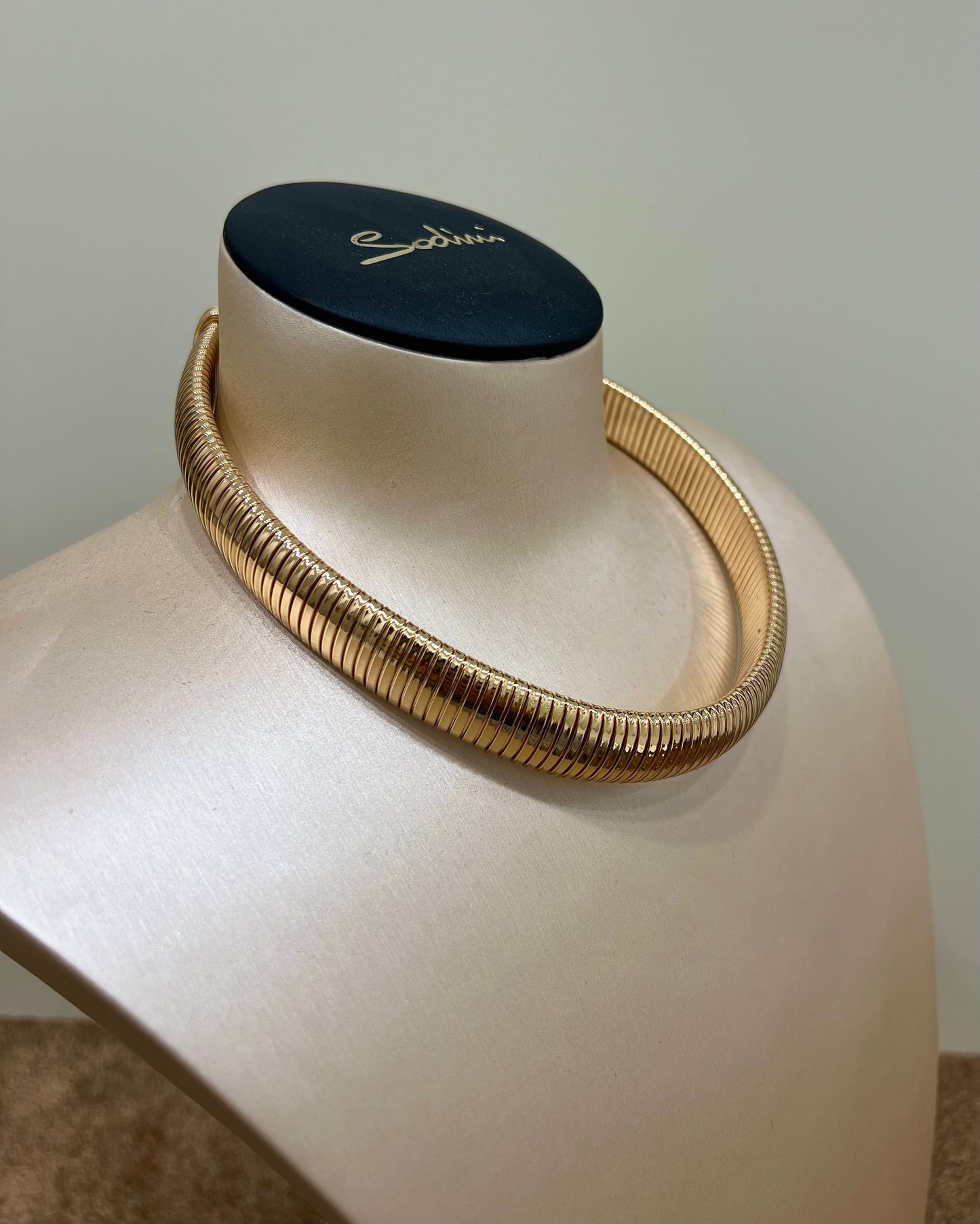 Collana corta rigida color oro “Sodini”
