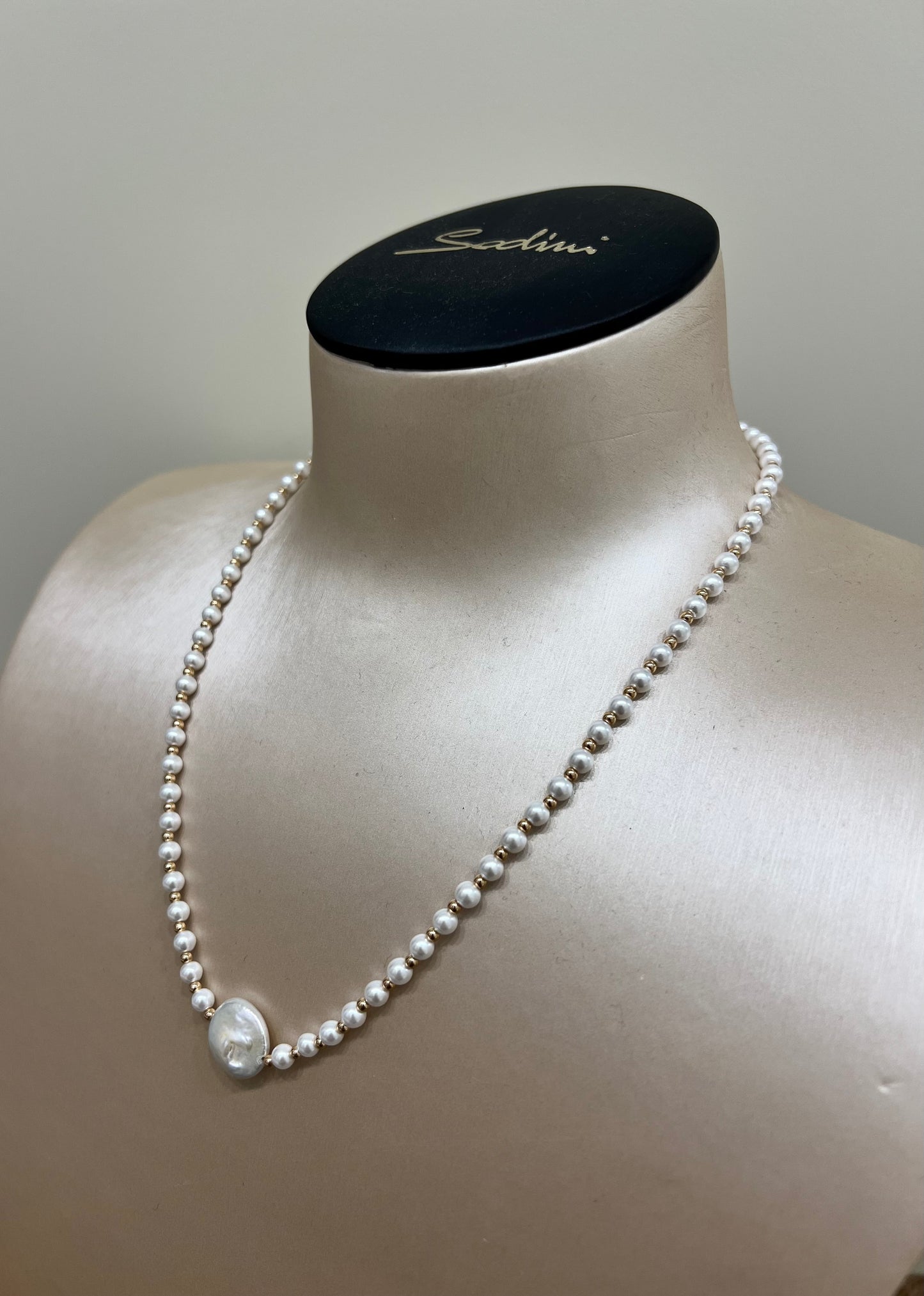 Collana modello moon con perla d’acqua dolce e perline in vetro “Sodini”