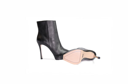 Stivaletto in pelle nera con tacco alto e plateaux “Cecconello”