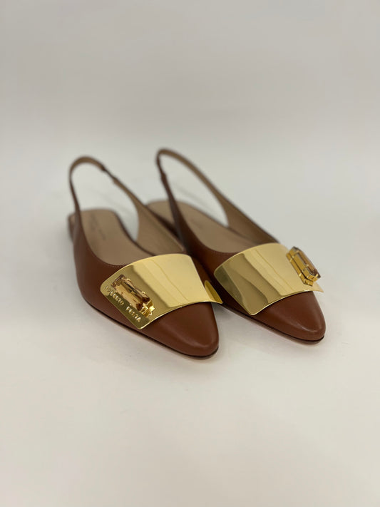 Scarpa bassa in pelle marrone e placca oro “Roberto Festa”