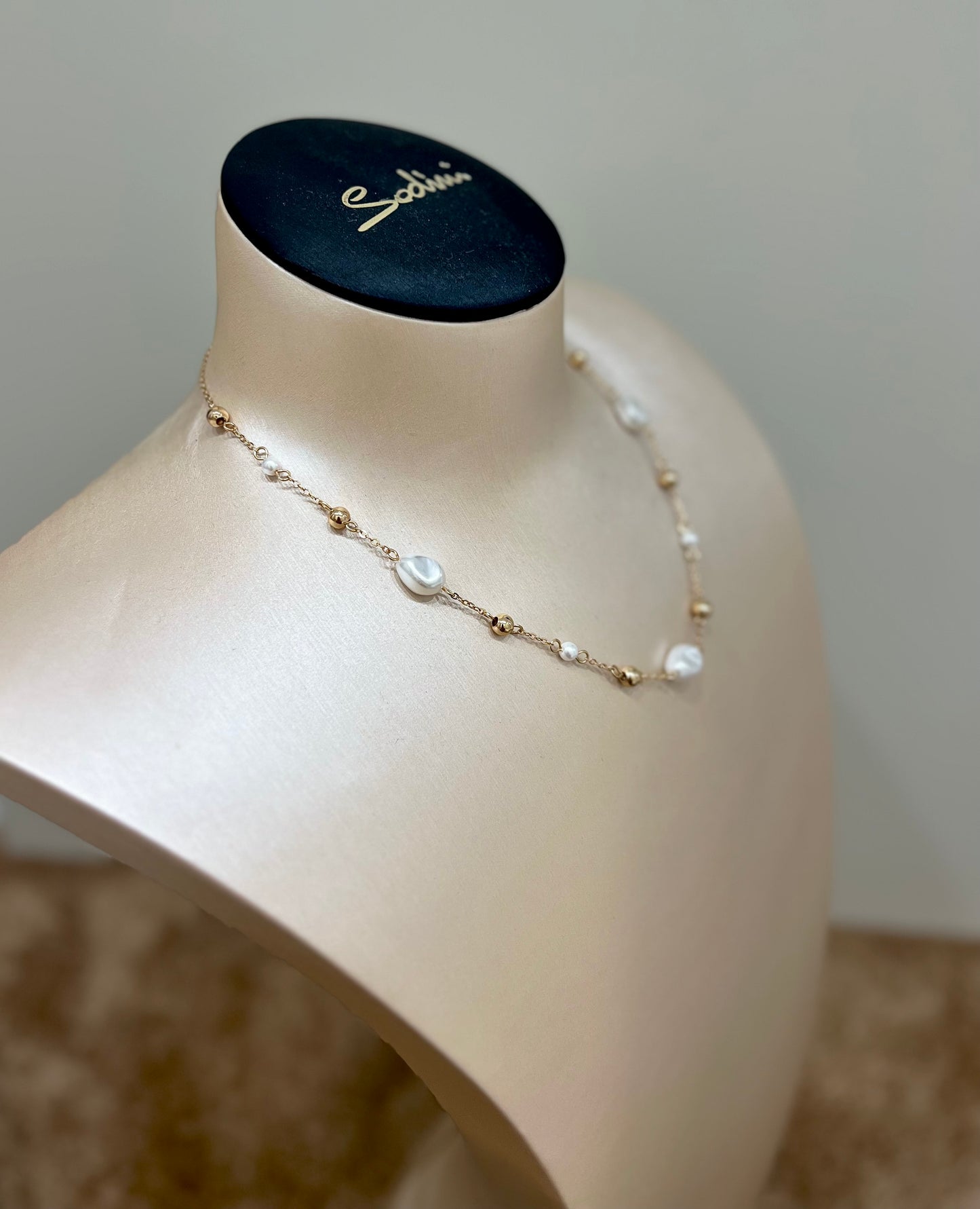 Collana modello moon con perla in vetro e perline color oro “Sodini”