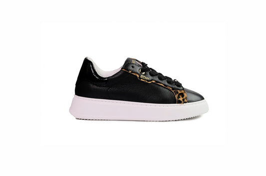 Sneakers in pelle nera con dettagli leopardati ai lati “EDP”