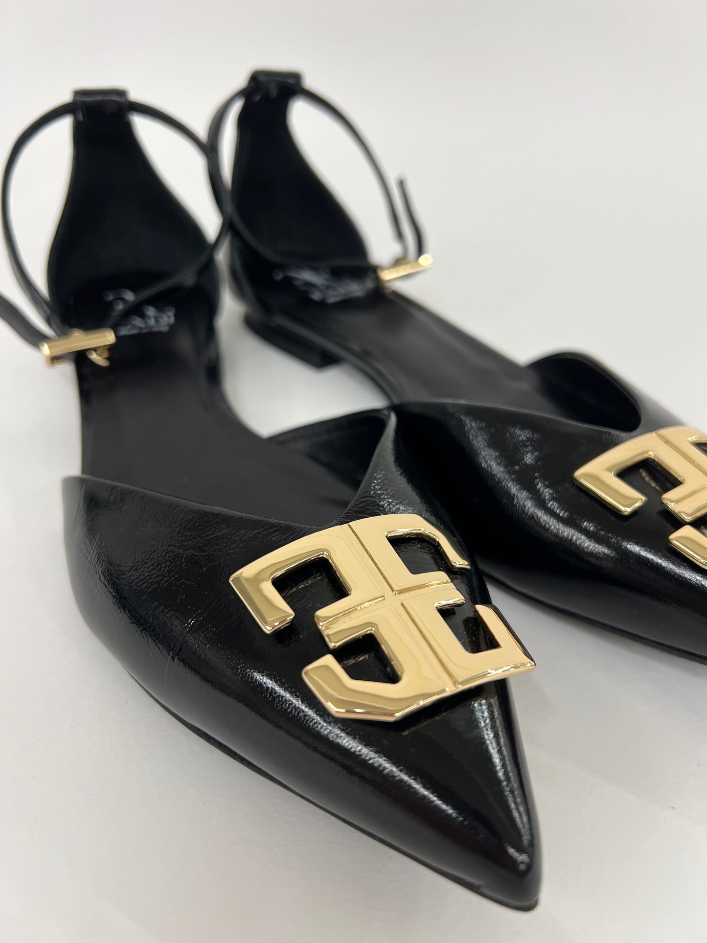 Scarpa bassa con cinturino alla caviglia “Fabi”